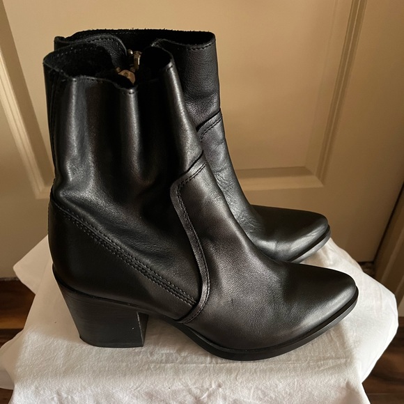 Steve Madden Boots. - Picture 4 of 7
